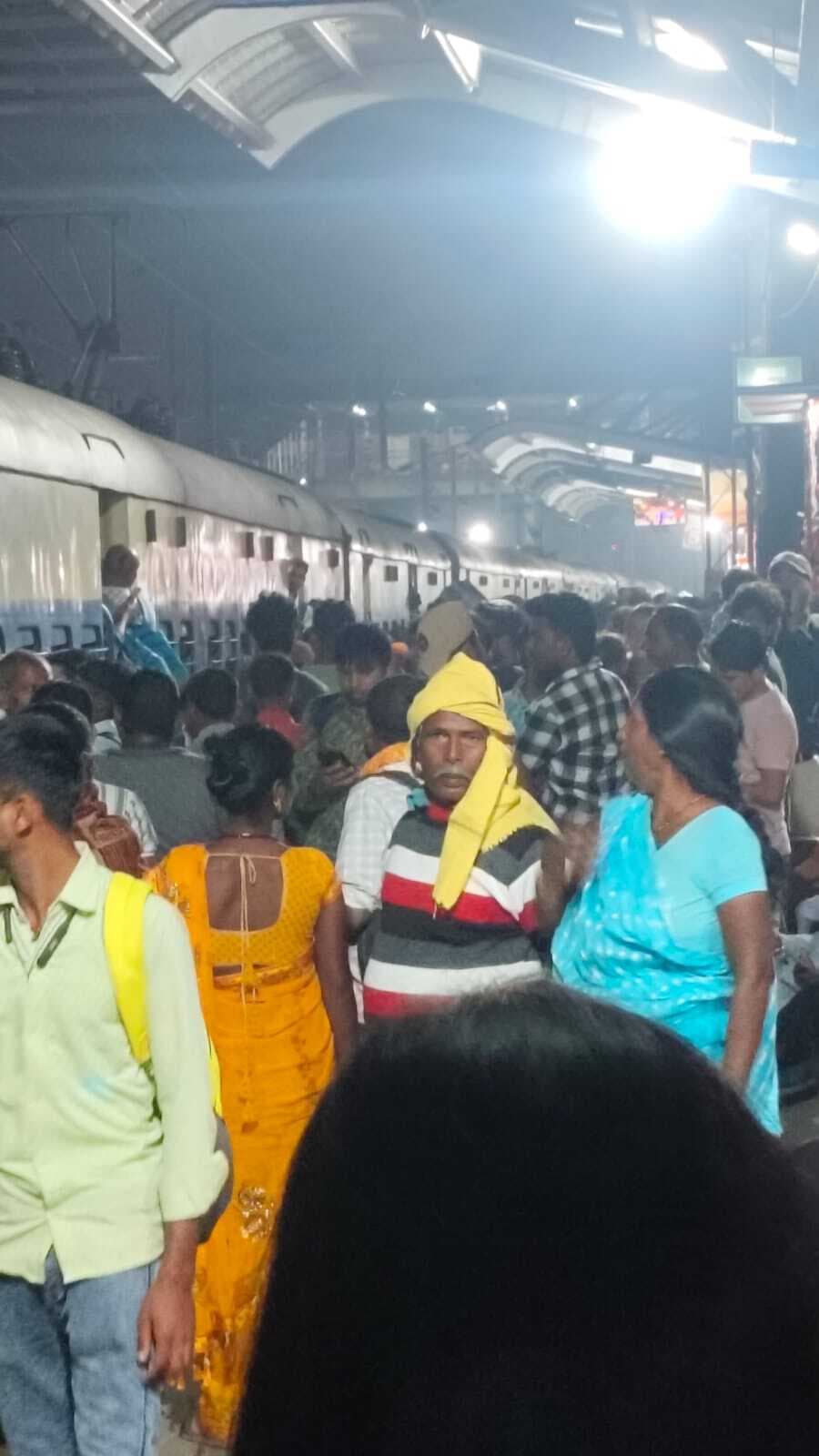 कार्तिक पूर्णिमा को लेकर ट्रेनों में बढ़ी भीड़, वाराणसी व पटना के लिए चली स्पेशल ट्रेनें