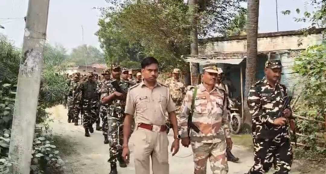 चुनाव को शांतिपूर्ण बनाने के लिए पुलिस ने किया एरिया डॉमिनेशन और फ्लैग मार्च