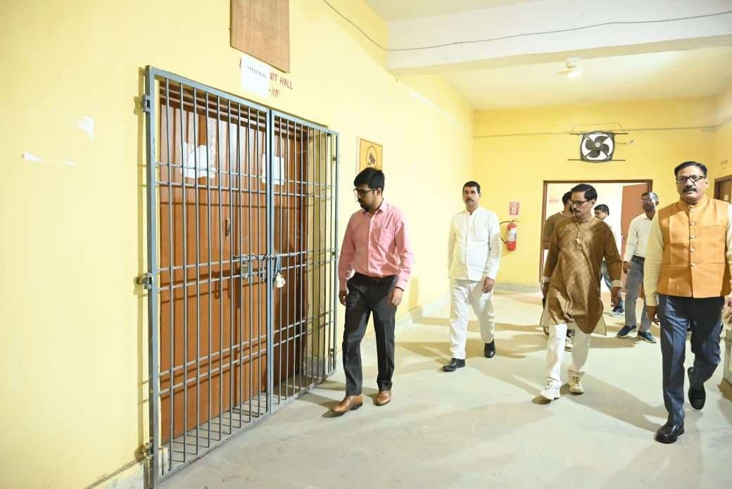 Deoghar News : डीसी ने वेयर हाउस का किया निरीक्षण, सुरक्षा व व्यवस्थाओं का लिया जायजा