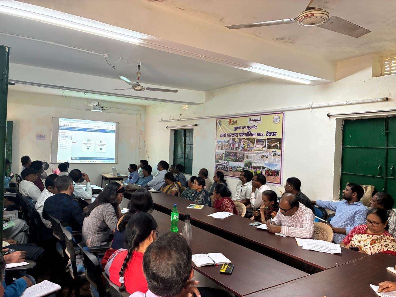 Deoghar news : शिक्षकों को प्रतिदिन ऑनलाइन हाजिरी बनाने का दिया निर्देश