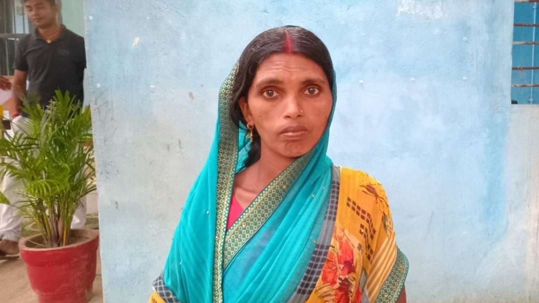 लोन चुकाने बोली तो पति ने पत्नी को पीटकर घर से निकाला