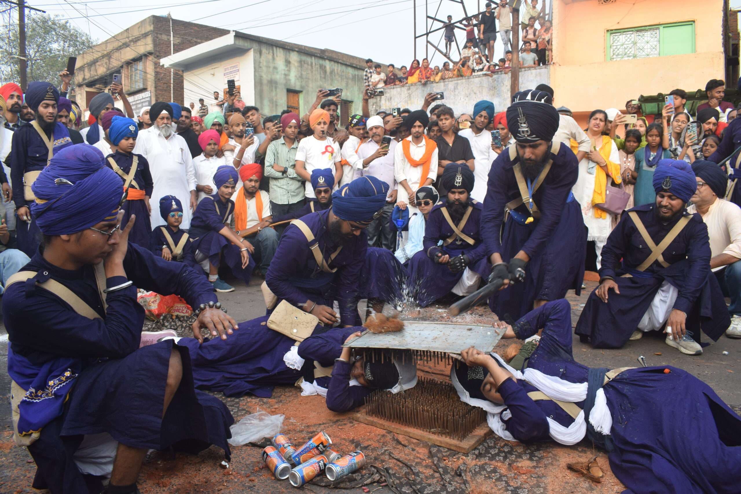 Dhanbad News : प्रकाशोत्सव पर झरिया में निकली भव्य शोभा यात्रा, नगर कीर्तन