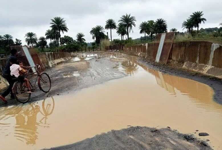 जर्जर सड़क व जलजमाव से राहगीरों को हो रही परेशानी