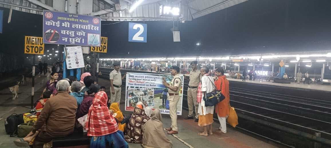 Deoghar news : आरपीएफ कर्मियों ने माइकिंग कर रेल यात्रियों को किया जागरूक