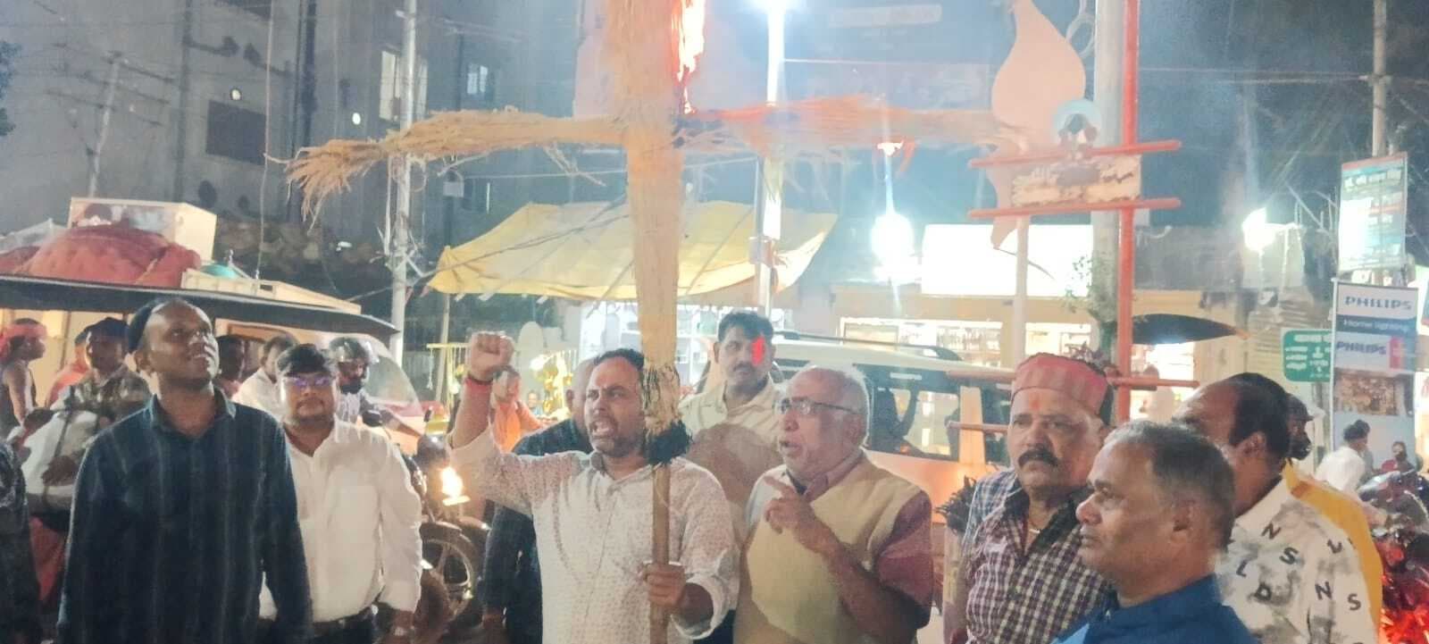 Deoghar News : व्यापारियों में रोष, मुख्यमंत्री का जलाया पुतला