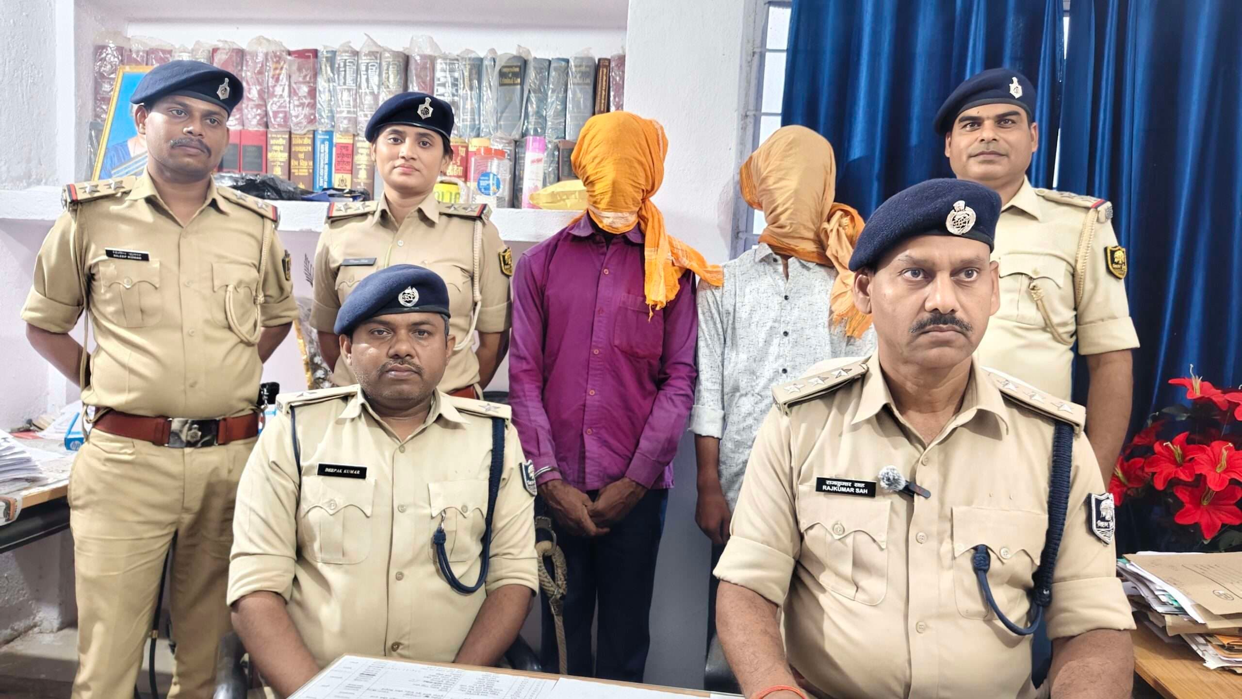 सुपारी देकर करायी गयी थी पिता-पुत्र की हत्या, शूटर सहित दो गिरफ्तार