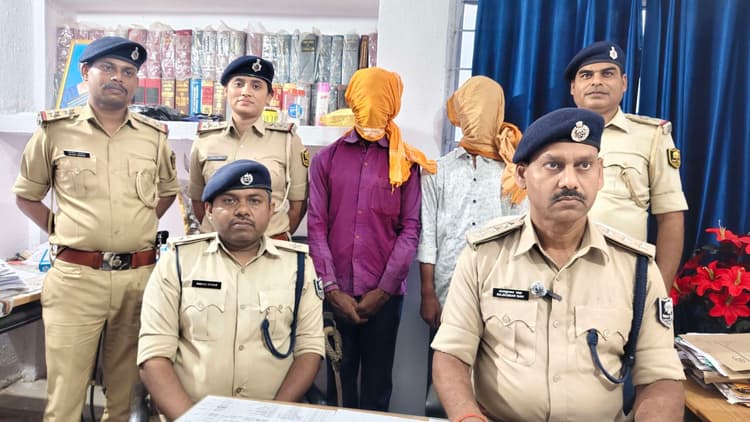 सुपारी देकर करायी गयी थी पिता-पुत्र की हत्या, शूटर सहित दो गिरफ्तार