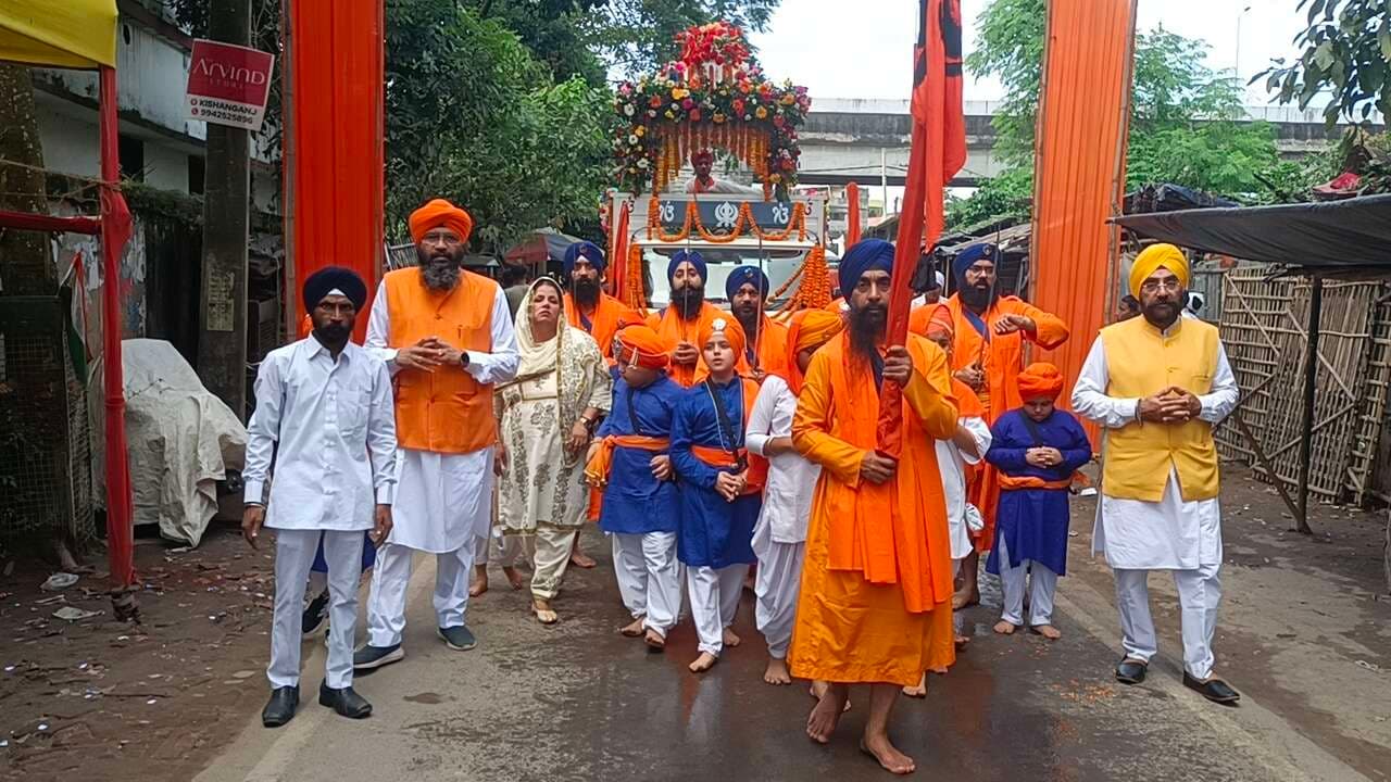 गुरू नानक देव की 556 वीं जयंती पर शहर में निकाली गयी भव्य शोभा यात्रा
