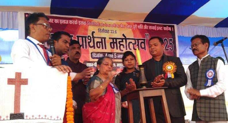 प्रार्थना सभा से गुंजायमान हुआ चर्च