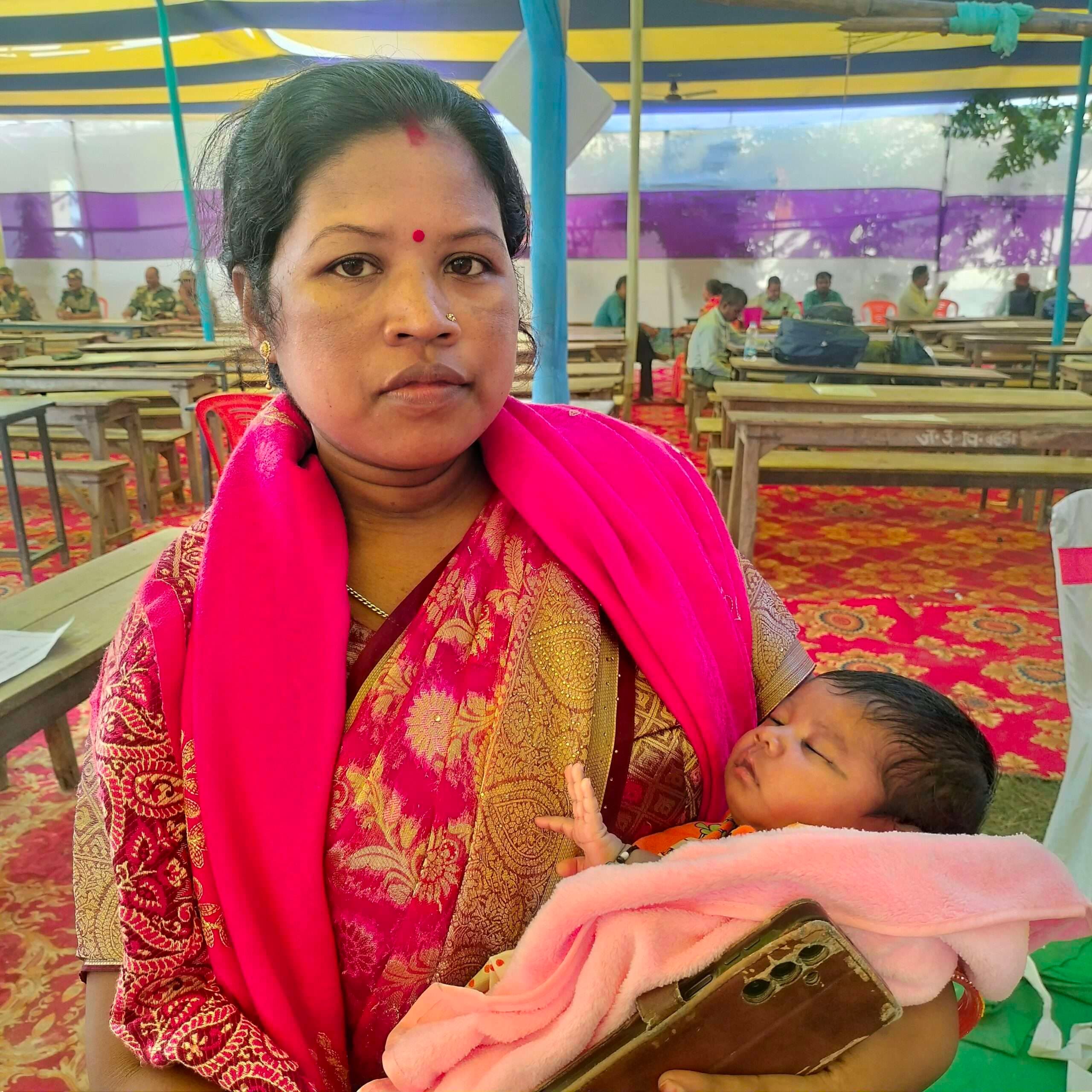 Darbhanga News: 20 दिन के नवजात को गोद में लिए चुनाव ड्यूटी करने पहुंची शिक्षिका