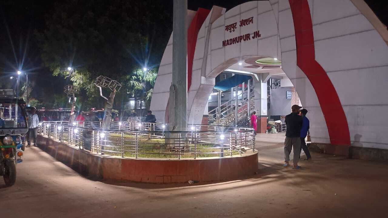 गार्डन लाइटिंग से जगमगा उठा मधुपुर रेलवे स्टेशन