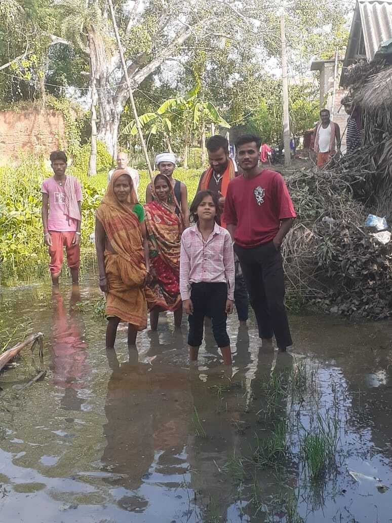 Madhubani News : दलित बस्ती जाने वाली सड़क निर्माण नहीं होने से बढ़ी परेशानी