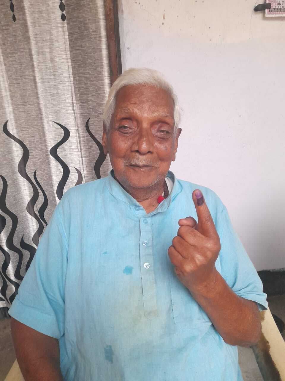 बिहार चुनाव : दिव्यांग व वृद्ध वोटरों ने डाक मतपत्र से किया मतदान