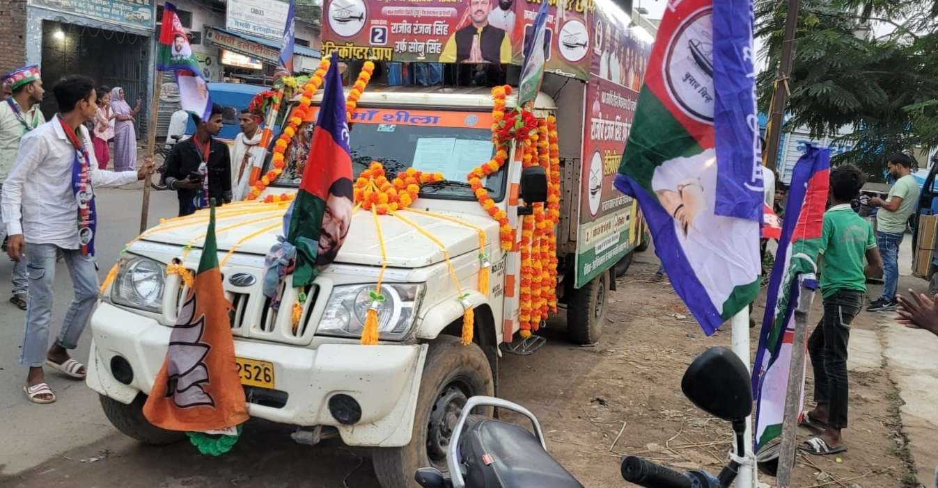 बिहार चुनाव : कार वाले 1000, पैदल को 500 और महिला को 300 रुपये व खाना नाश्ता