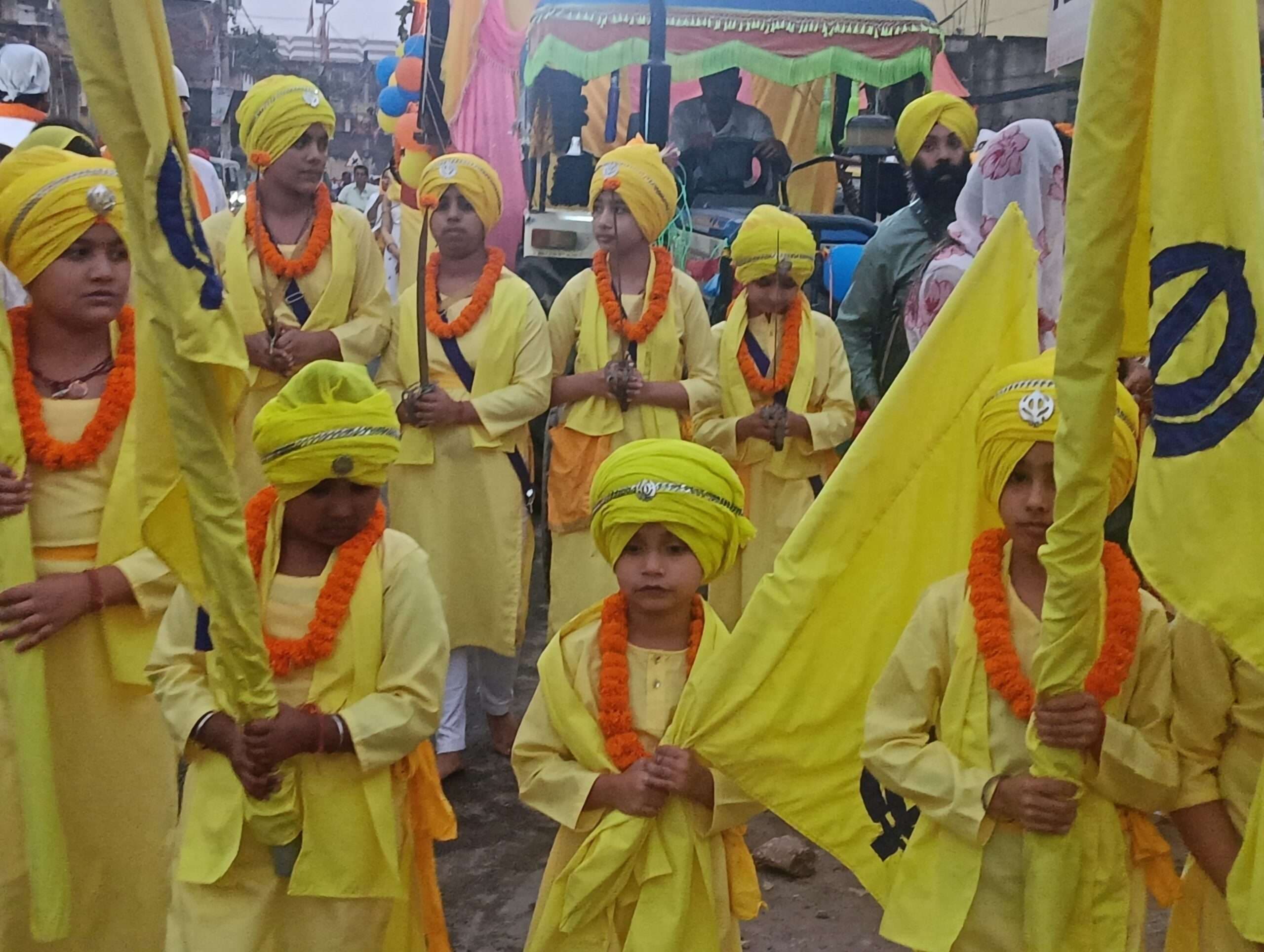 Giridih News: गुरु नानक जयंती को ले सरिया में निकली भव्य शोभायात्रा