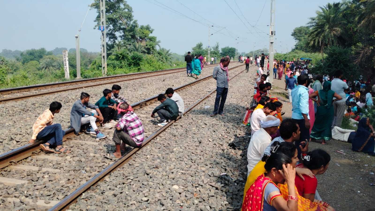 .प्लेटफॉर्म के अभाव में श्रद्धालु उठाते हैं जोखिम, रक्सी स्थान पहुंचना बन गया चुनौतीपूर्ण