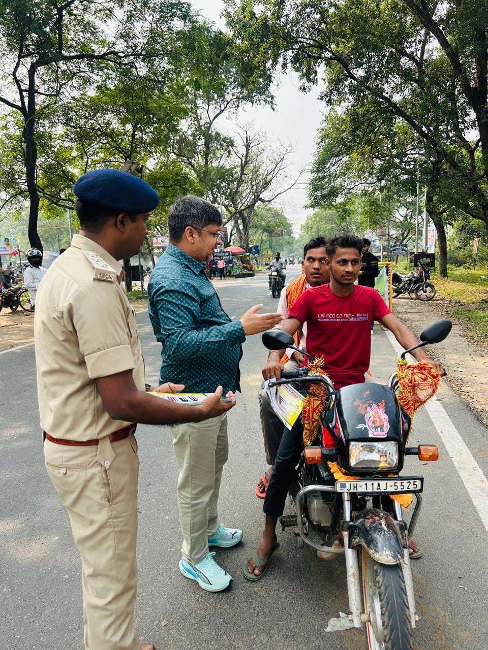 Giridih News: रफ्तार घटाओ सुरक्षा बढ़ाओ को ले चला जागरूकता अभियान