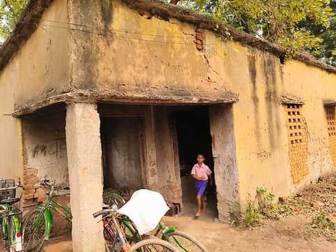 520 बच्चों के लिए सुरक्षित कक्ष और किचन शेड की अभाव में शिक्षा प्रभावित