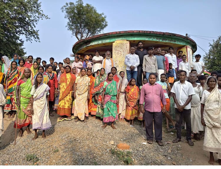 Seraikela Kharsawan News : पारगामा में तीन माह से राशन नहीं मिलने से ग्रामीणों में रोष