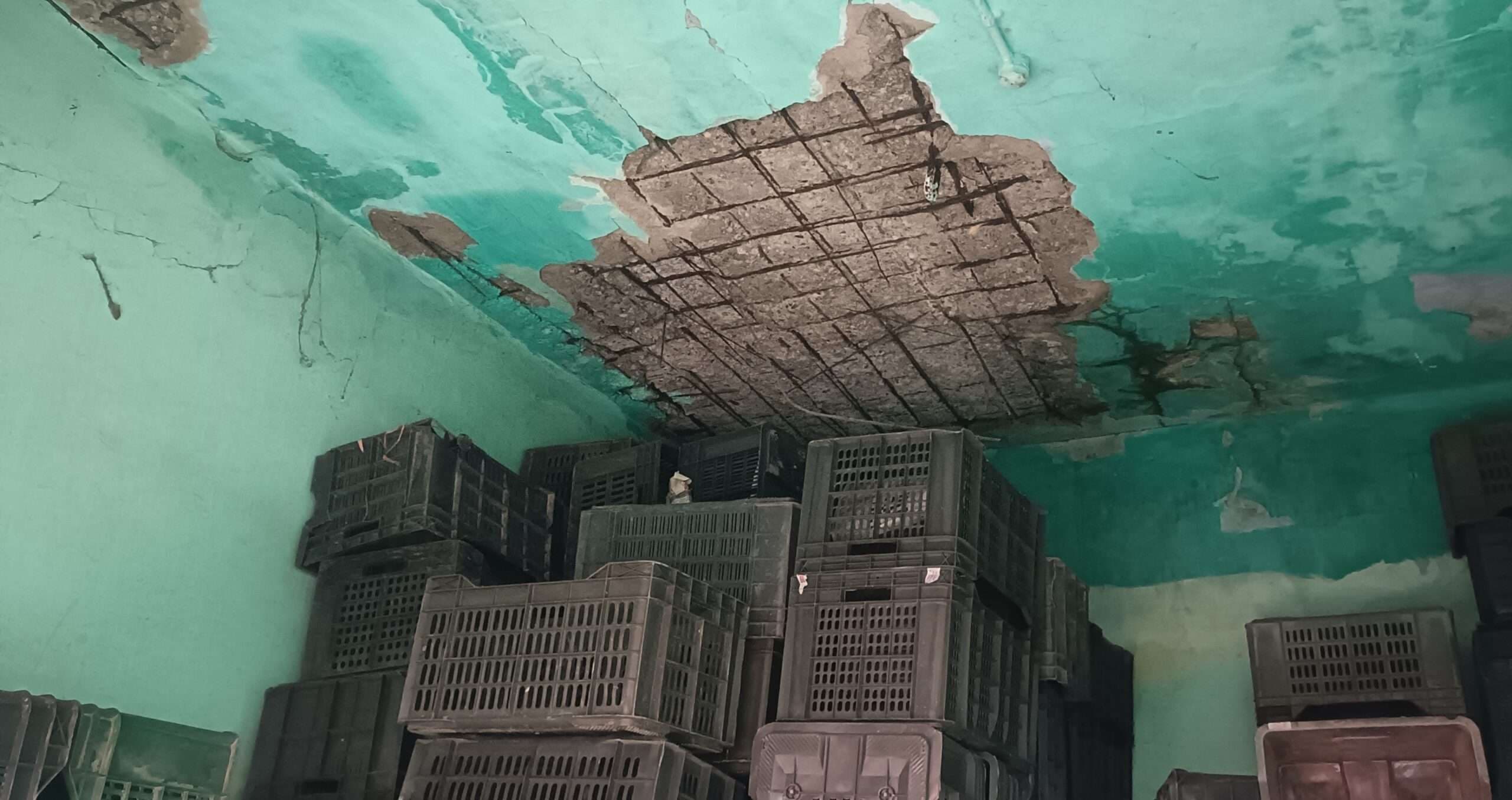 Bokaro News : जोधाडीह सब्जी मार्केट की दुकानें जर्जर, टूट रहे प्लास्टर