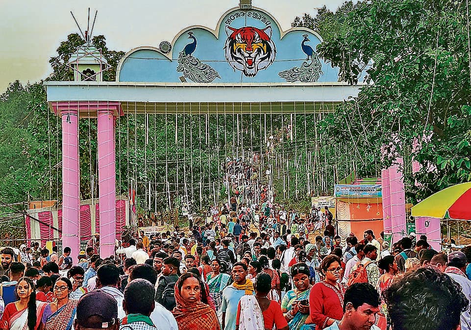 Bokaro News : लुगुबुरु में दूसरे दिन उमड़ा आस्था का सैलाब