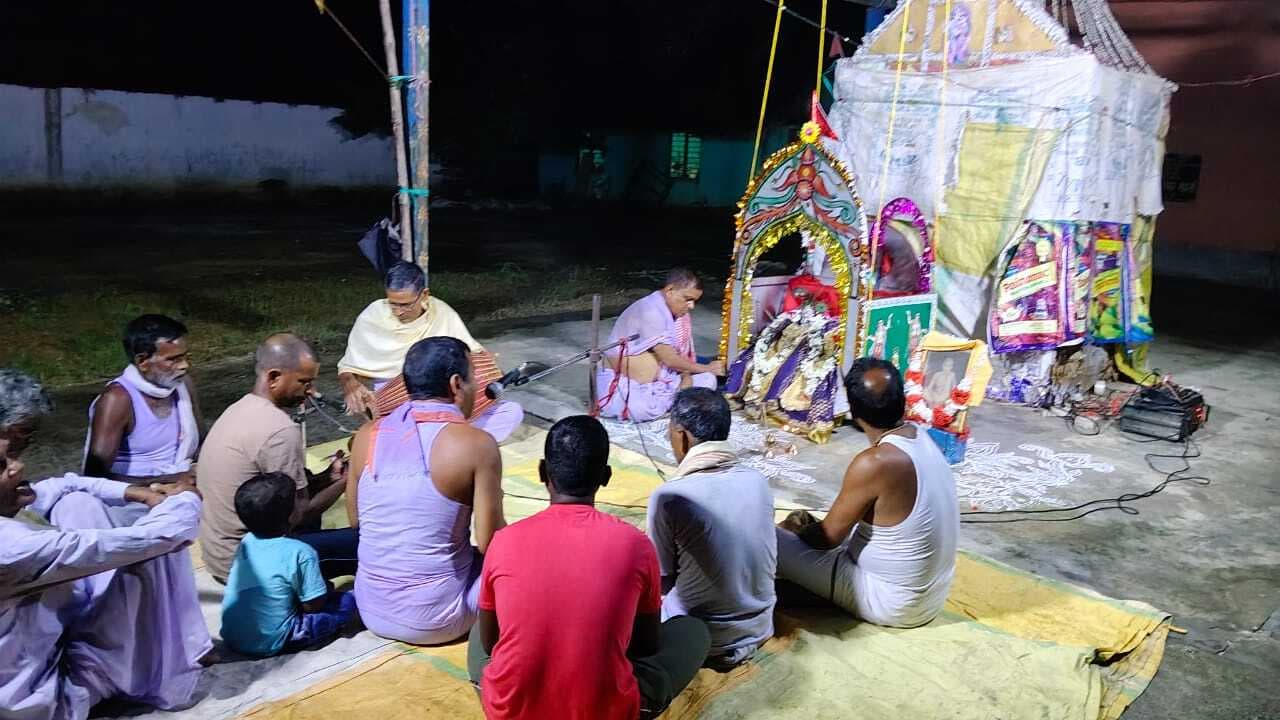 East Singhbhum News : श्रद्धालुओं ने निकाली कलश यात्रा रात में ओड़िया नाटक का मंचन