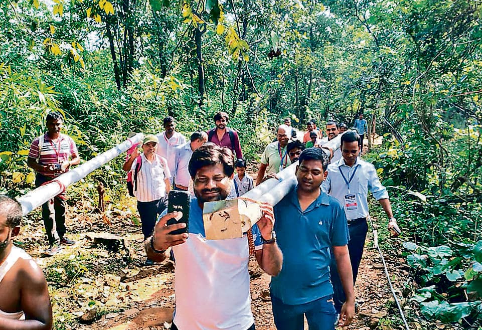 Bokaro News : अधिकारियों ने लुगु पहाड़ में पोल पहुंचाने में किया सहयोग