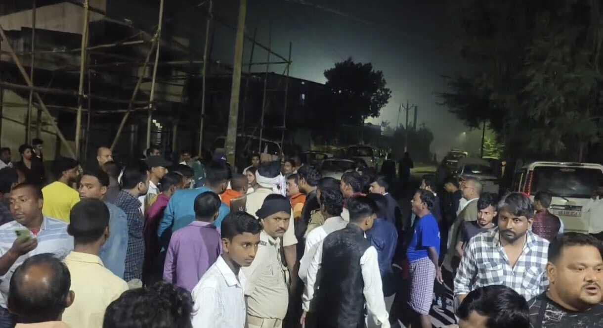 घर से बरात निकलने के कुछ ही देर बाद डकैती की नीयत से आ धमके एक दर्जन अपराधी, घर के बाहर बमबाजी