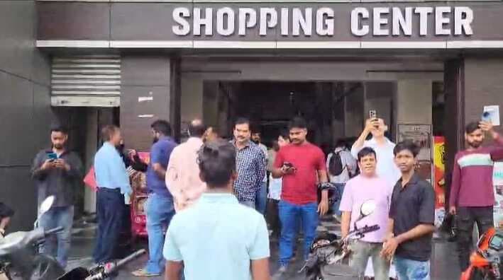 Jamshedpur News : करोड़ों की ठगी कर कंपनी बंद कर पदाधिकारी फरार, ग्राहकों ने ग्लोबल ट्रेवल्स के कार्यालय में की तोड़फोड़