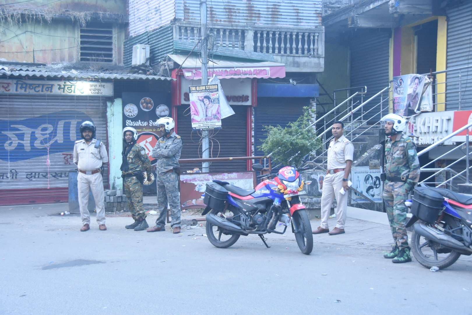 Dhanbad News: वासेपुर में एक साथ 12 ठिकानों पर साढ़े नौ घंटे तक छापेमारी