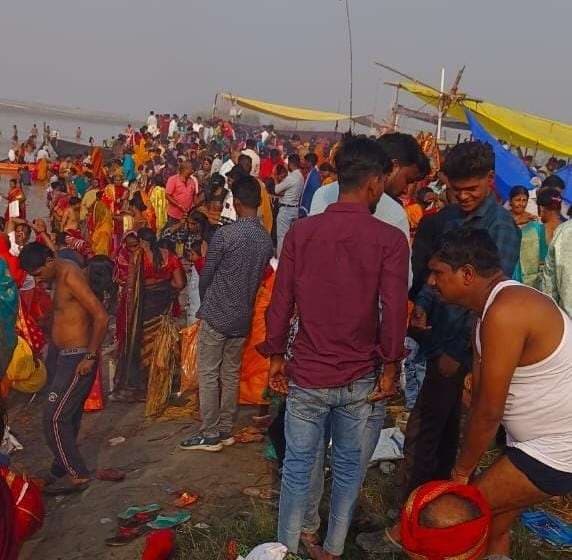 Motihari: कार्तिक पूर्णिमा पर सतरघाट गंडक नदी में श्रद्धालुओं की उमड़ी भीड़