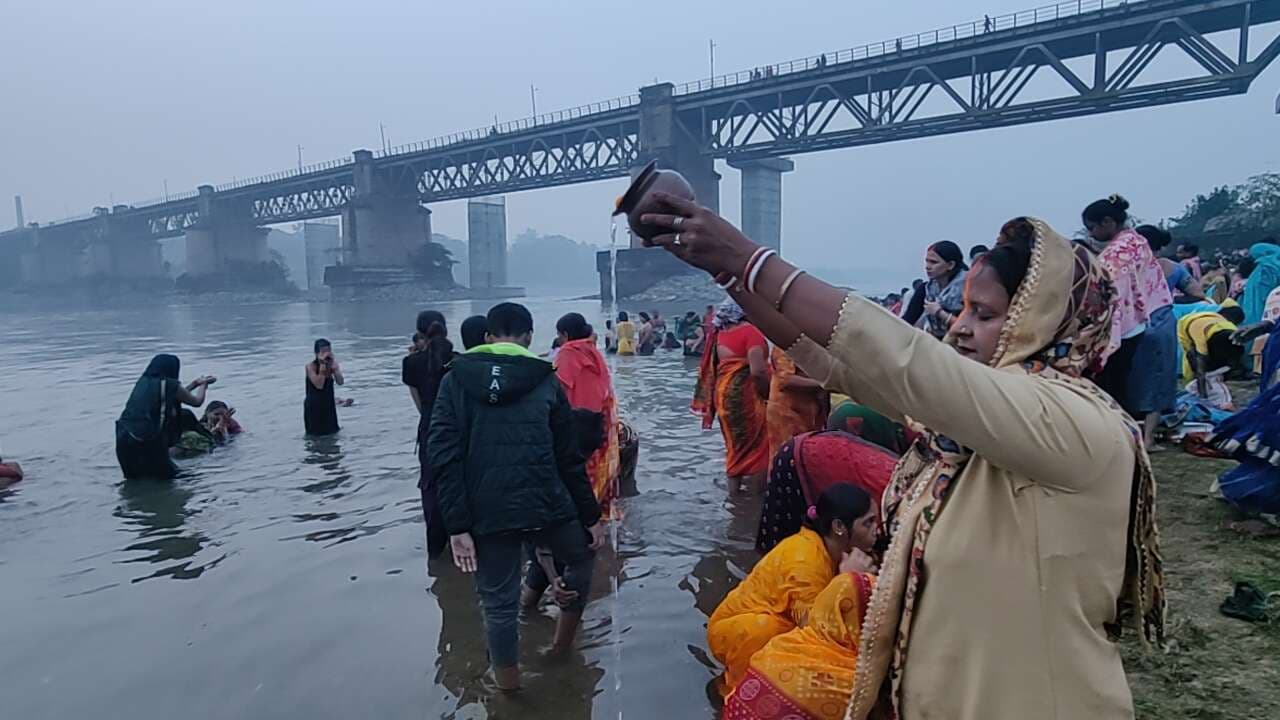 Dhanbad News : बराकर नदी व मैथन डैम में हजारों लोगों ने लगायी आस्था की डुबकी