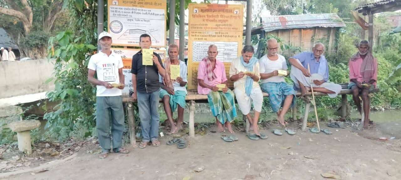 स्वच्छता कर्मियों ने थामा लोकतंत्र का झाड़ू, पिपरा में घर-घर जाकर मतदाताओं को किया जागरूक