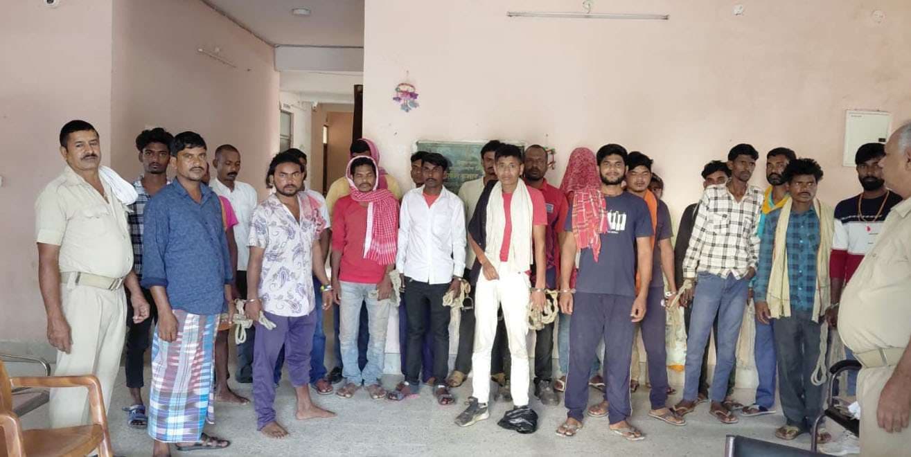 12 लीटर शराब के साथ दो तस्कर समेत 20 शराबी गिरफ्तार