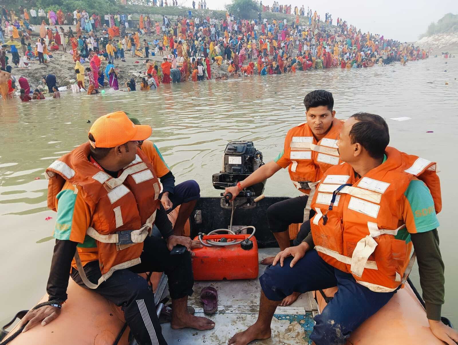 कार्तिक पूर्णिमा पर श्रद्धालुओं ने गंगा में लगायी आस्था की डुबकी