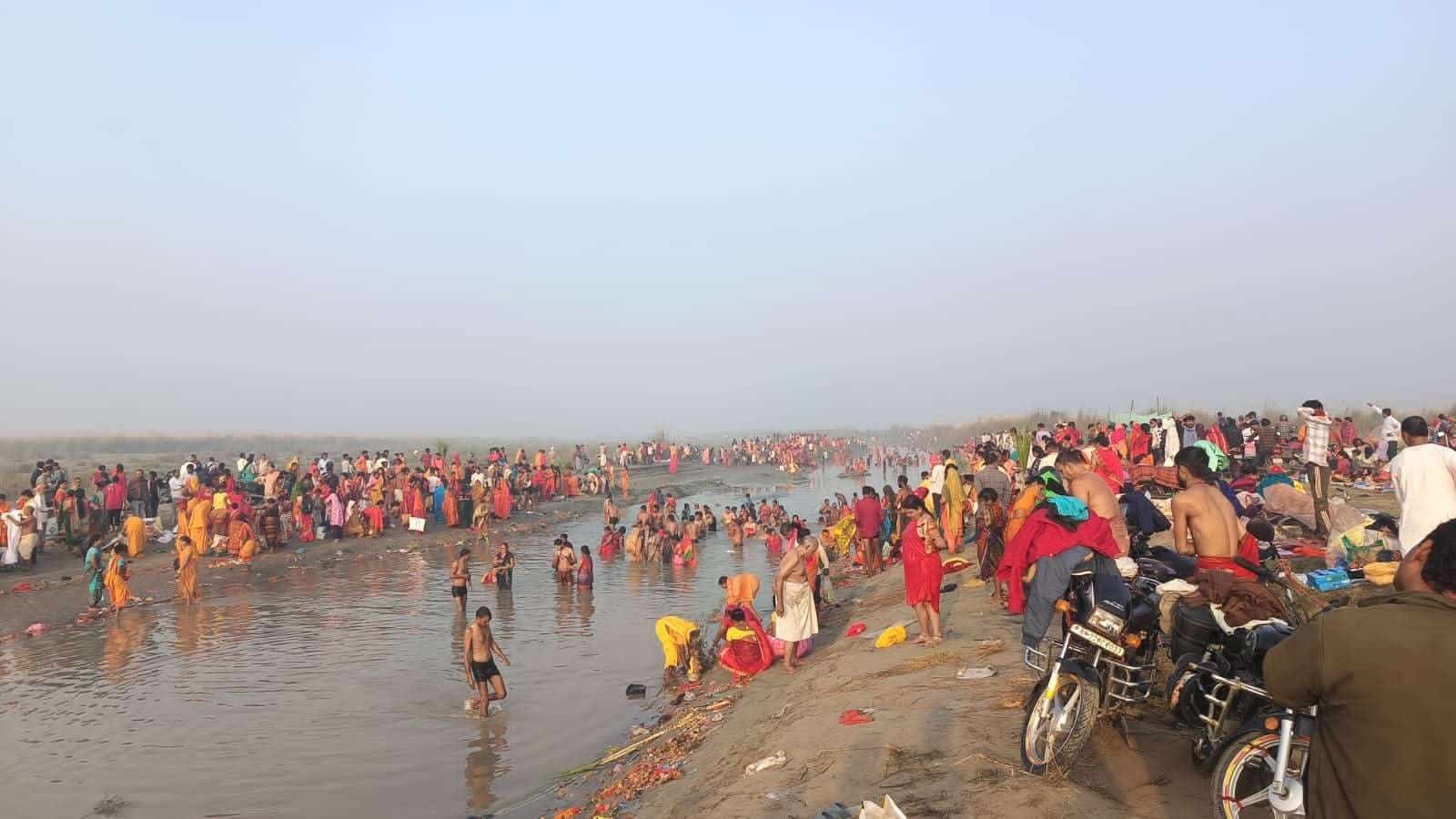 Motihari: गंडक नदी में एक लाख भक्तों ने लगाई आस्था की डुबकी