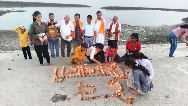 Samastipur News:देव दिवाली पर दीपों से जगमग हुआ सुल्तानपुर गंगा घाट