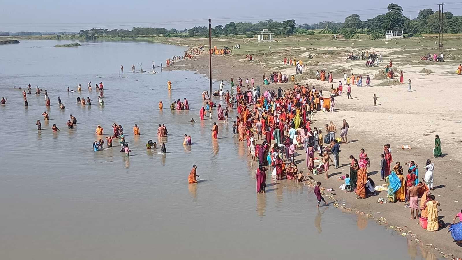 कार्तिक पूर्णिमा पर उमड़ा ओदरा घाट में श्रद्धालुओं का सैलाब