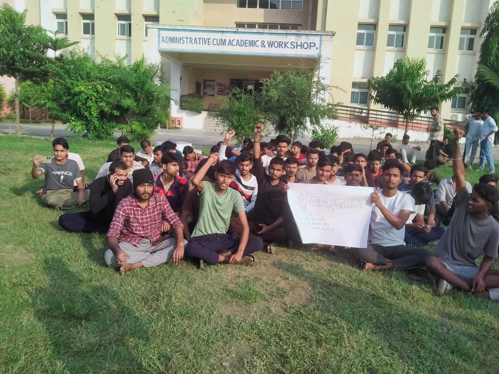 इंजीनियरिंग कॉलेज के बच्चों ने जुर्माना व मेस बंद करने को ले कॉलेज परिसर में किया प्रदर्शन