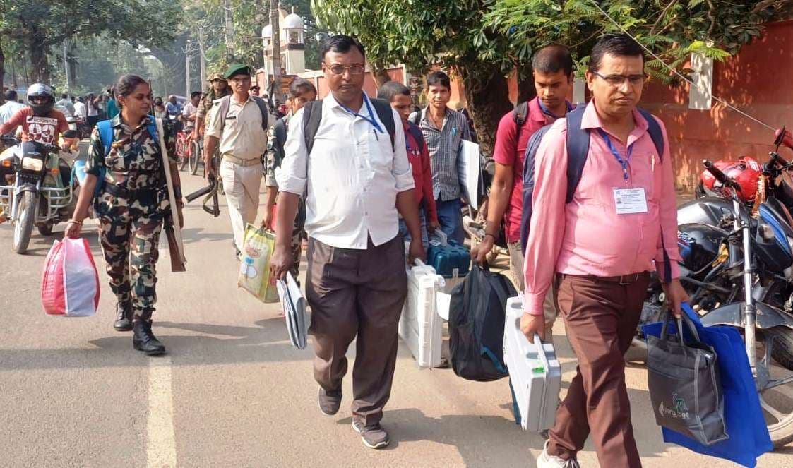 भारी सुरक्षा के बीच ईवीएम लेकर मतदान केंद्र के लिए रवाना हुए मतदानकर्मी