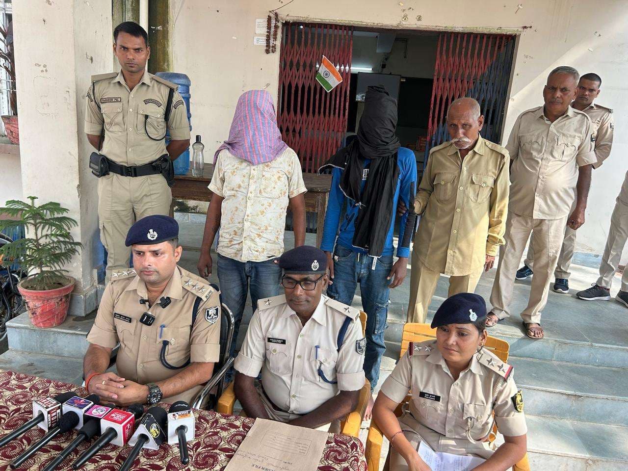 प्रत्याशी के बैनर लगे वाहन से शराब बरामद मामले में दो गिरफ्तार