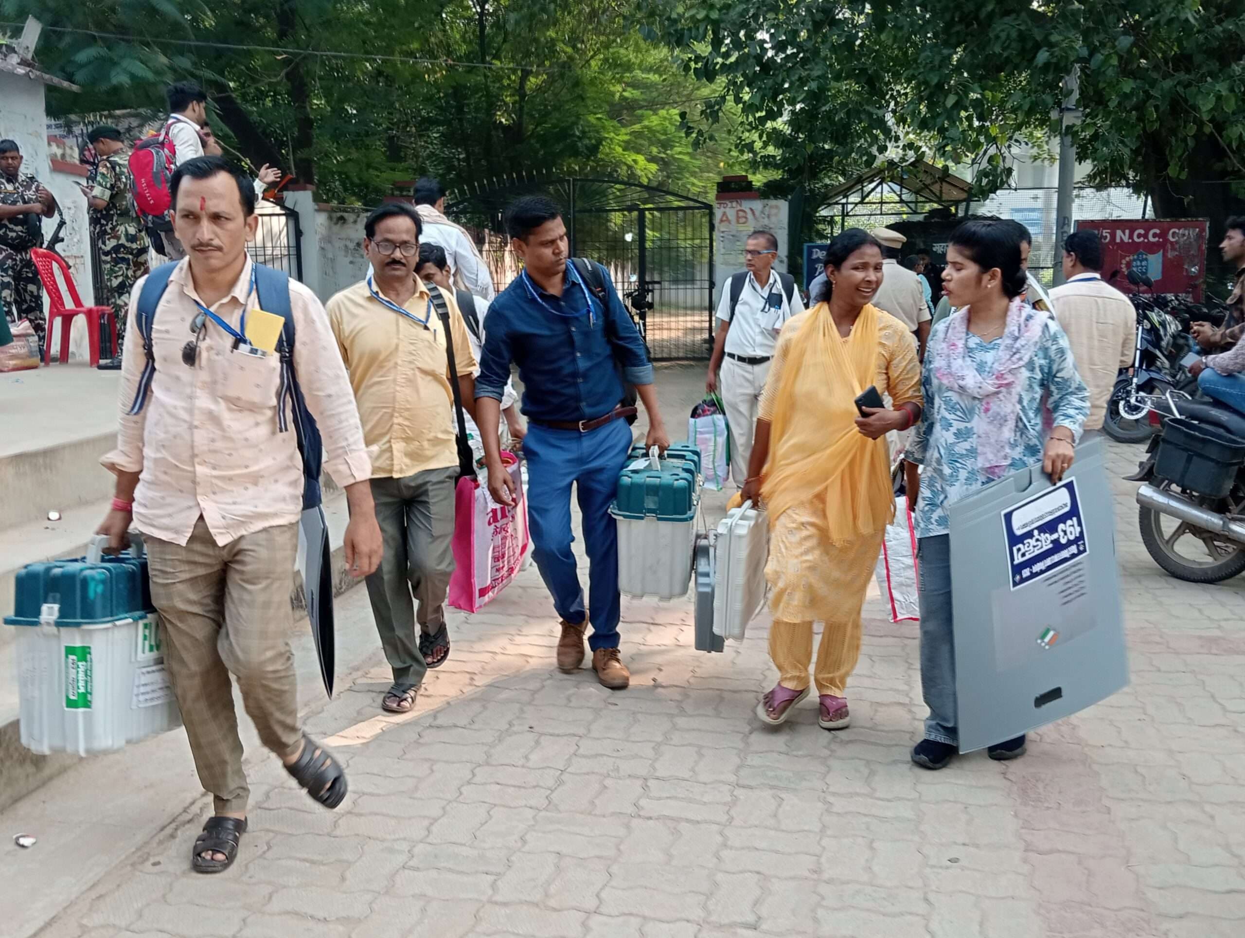 विधानसभा चुनाव को लेकर बूथों पर भेजे गये मतदान व पुलिसकर्मी