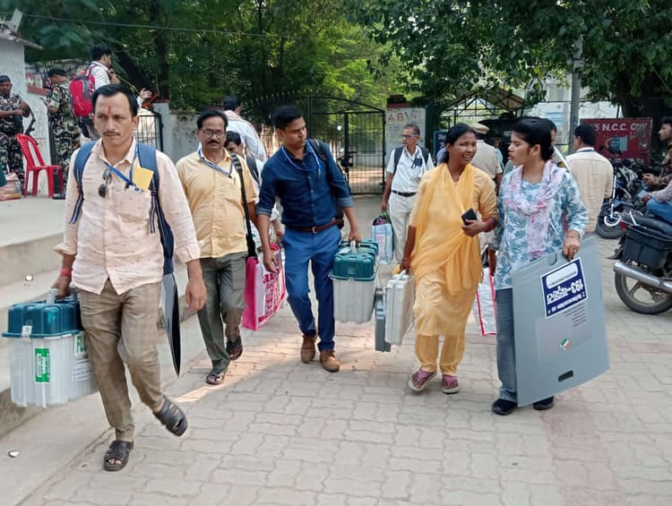 विधानसभा चुनाव को लेकर बूथों पर भेजे गये मतदान व पुलिसकर्मी