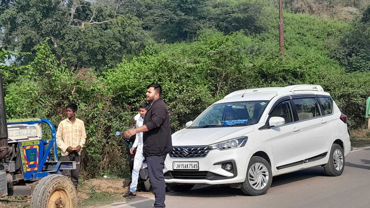 खनन निरीक्षक ने बिना चालान के बालू लदे तीन ट्रैक्टरों को किया जब्त