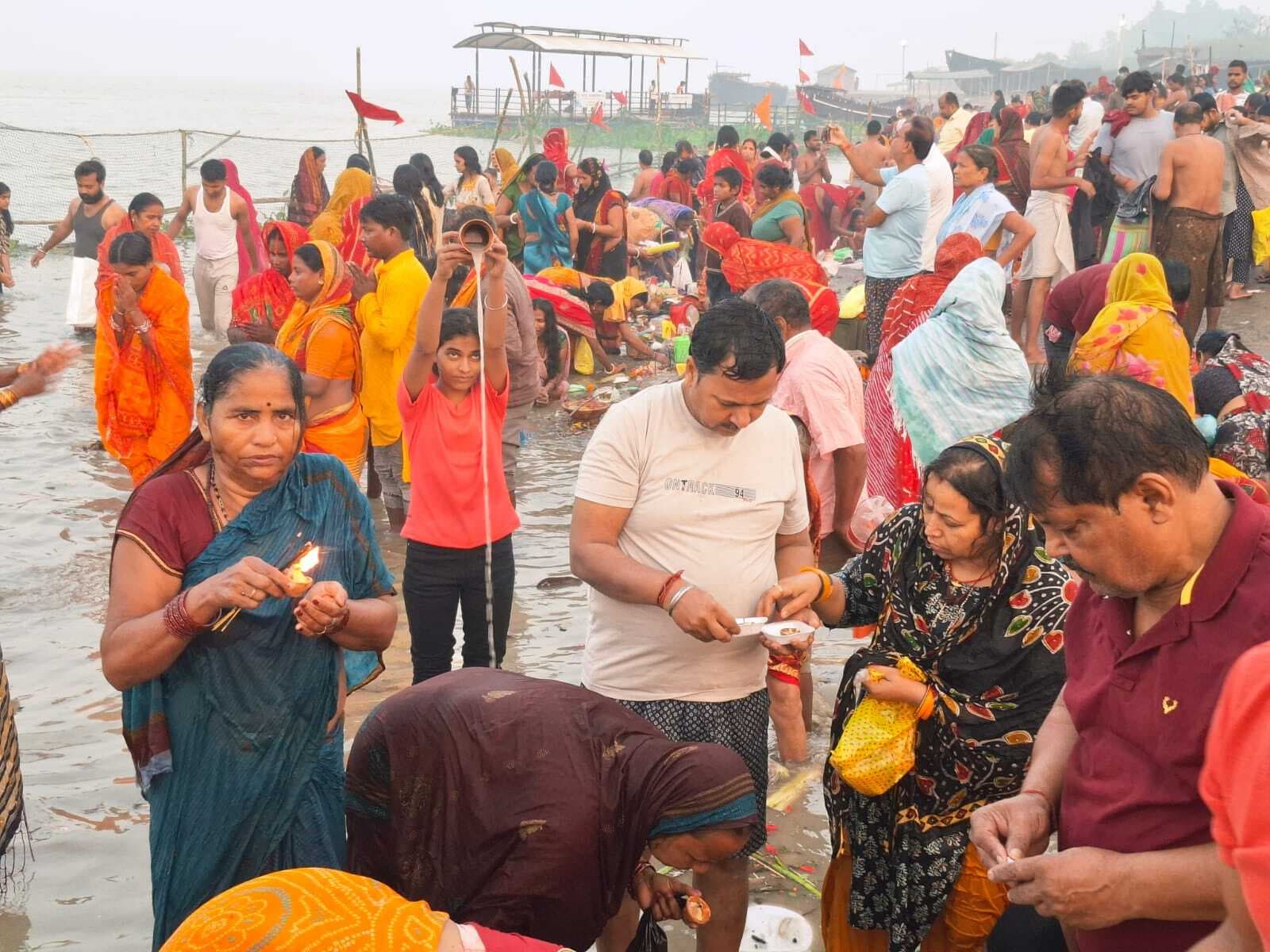मनिहारी गंगा घाट पर स्नान को उमड़ी श्रद्धालुओं की भीड़