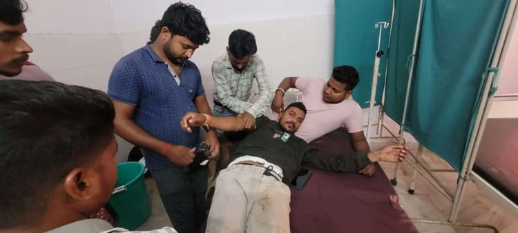 Deoghar news : पंसस के पति पर अपराधियों ने की ताबड़तोड़ फायरिंग, कान में गोली लगने से घायल