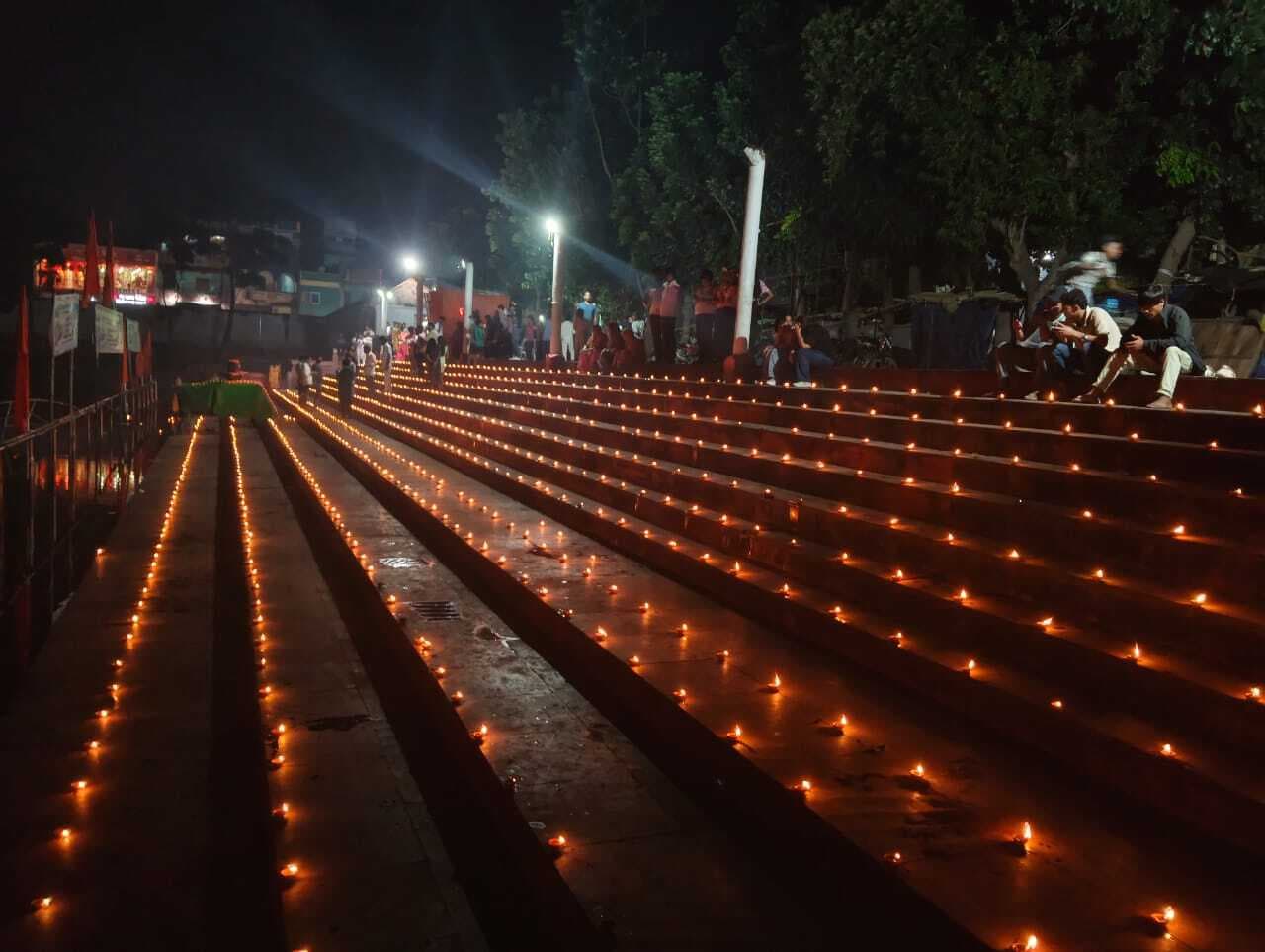 देव दिवाली पर 2108 दीपों से जगमगाया शिवगंगा