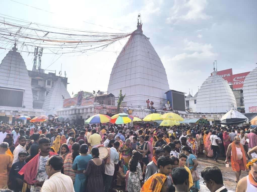 Deoghar news : कार्तिक पूर्णिमा पर बाबा मंदिर में श्रद्धालुओं का उमड़ी भीड़, 70 हजार श्रद्धालुओं ने किया जलार्पण