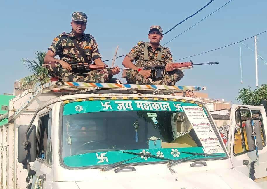 तारापुर से मतदान केंद्रों के लिए रवाना हुए मतदान कर्मी व सुरक्षा बल