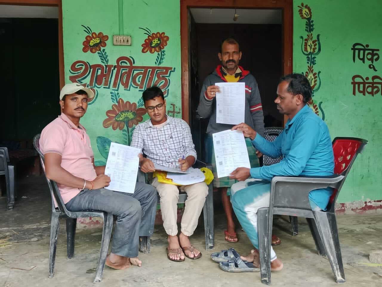 मतदान केंद्र पर जाकर जरूर करें वोट